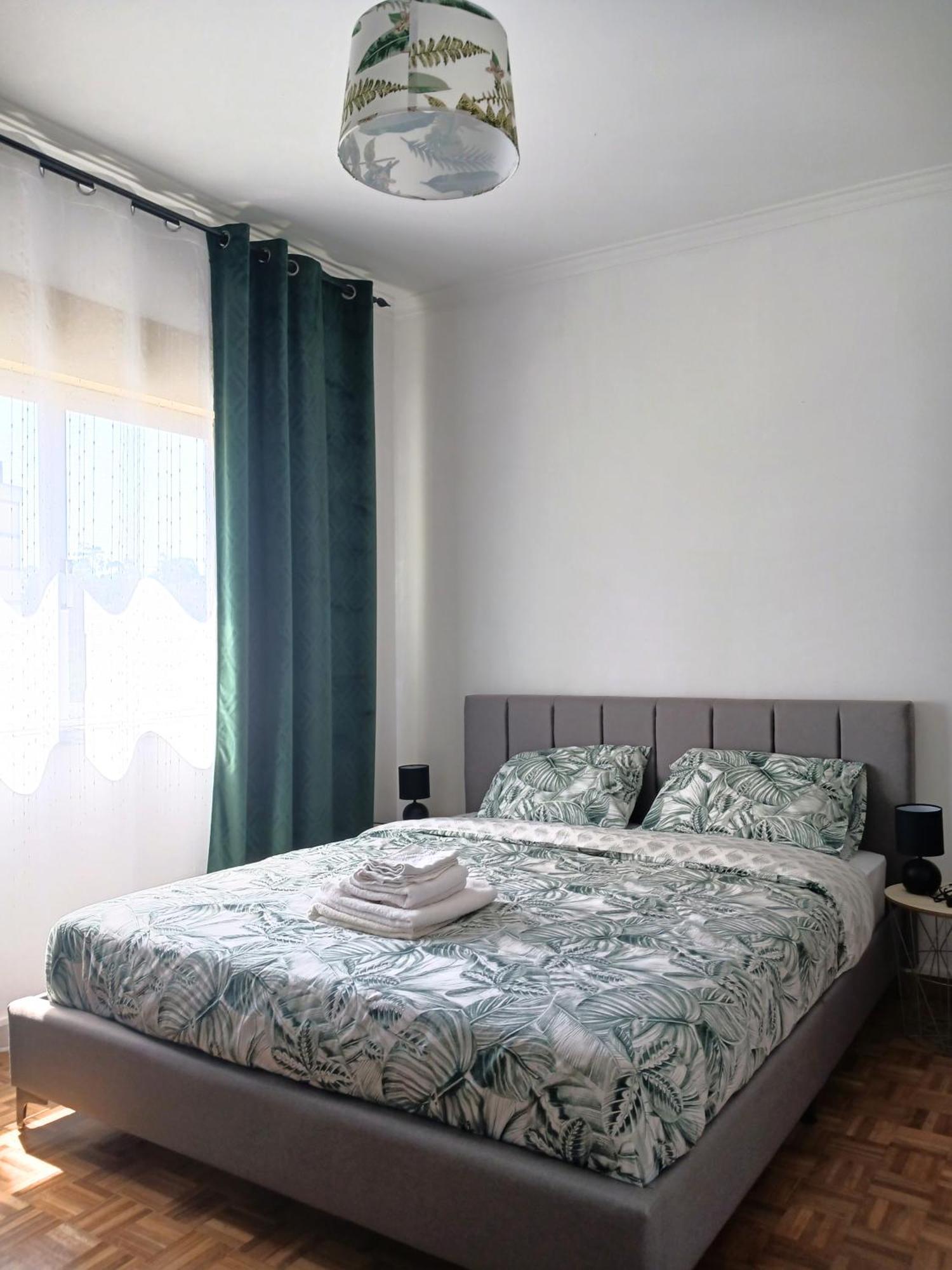 Rooms 10 Mins Walk From Train Station! Agualva-Cacem Exterior foto
