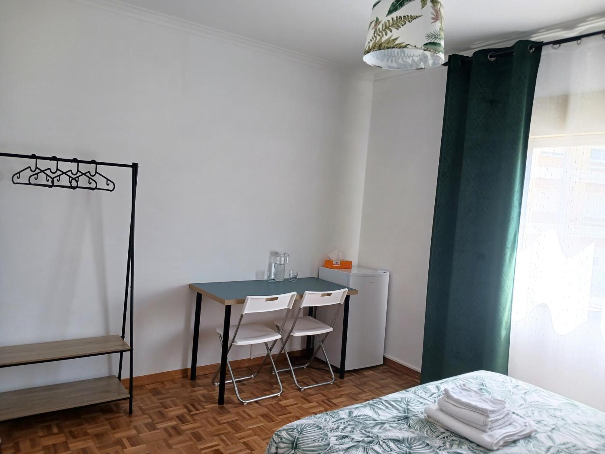 Rooms 10 Mins Walk From Train Station! Agualva-Cacem Exterior foto