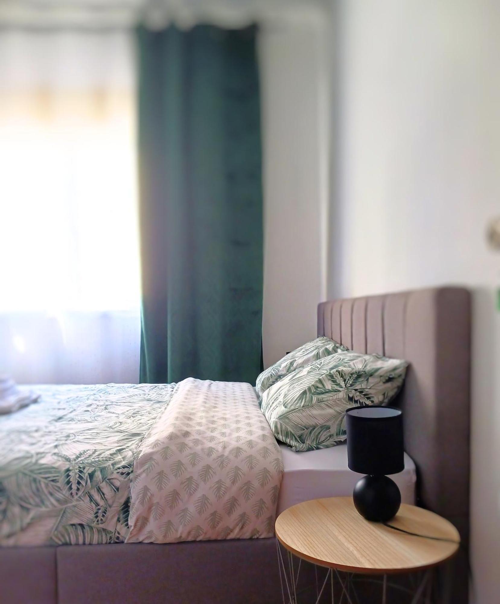 Rooms 10 Mins Walk From Train Station! Agualva-Cacem Exterior foto